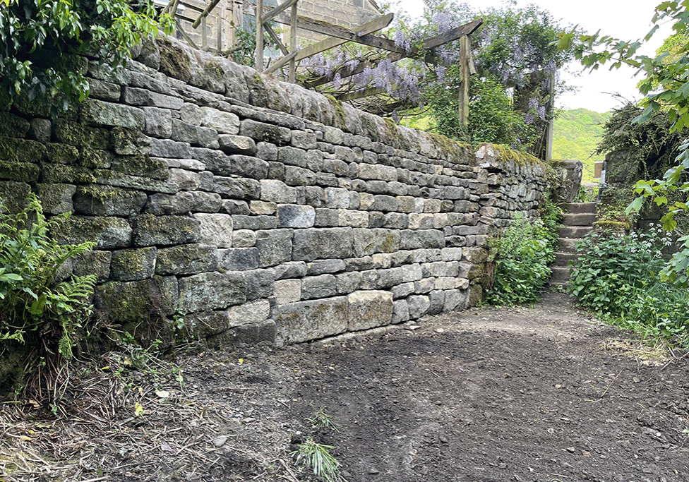 finished-retaining-dry-stone-wall-calderdale-IMG_7583